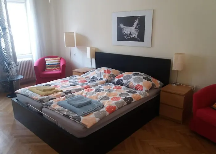 Geraeumige Zentrumsnahe Altbauwohnung * Відень