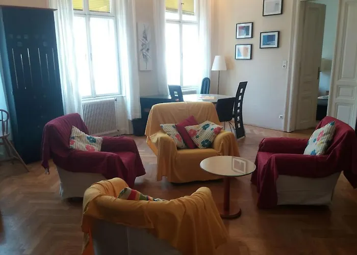 Geraeumige Zentrumsnahe Altbauwohnung Апартаменти Відень